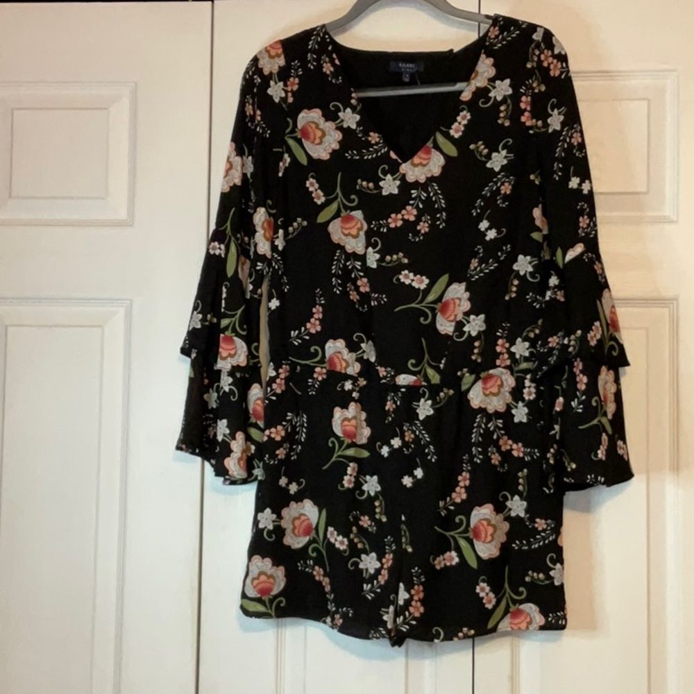 Kaari Floral Shorts Romper Size 4‎